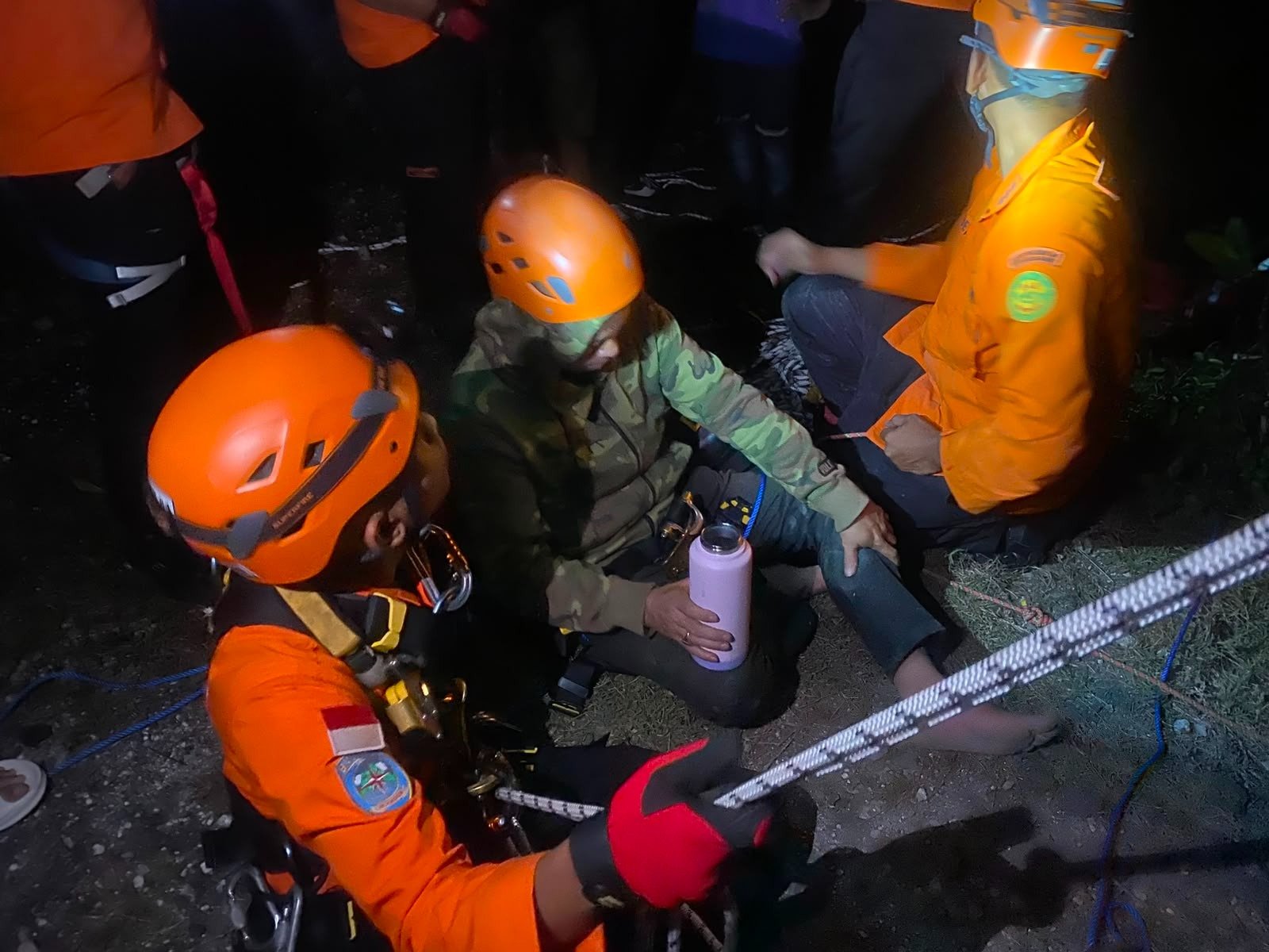 Tim SAR mengevakuasi oger (55) yang terjebak di tebing pantai Pandawa saat dirinya berusaha menyelamatkan seekor anjing.