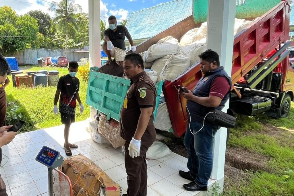 Pelimpahan tersangka dan barang bukti kepada Jaksa Penuntut Umum berlangsung di kantor Kejaksaan Negeri Ambon.