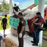 Pelimpahan tersangka dan barang bukti kepada Jaksa Penuntut Umum berlangsung di kantor Kejaksaan Negeri Ambon.