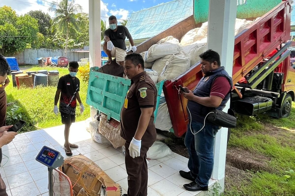 Pelimpahan tersangka dan barang bukti kepada Jaksa Penuntut Umum berlangsung di kantor Kejaksaan Negeri Ambon.