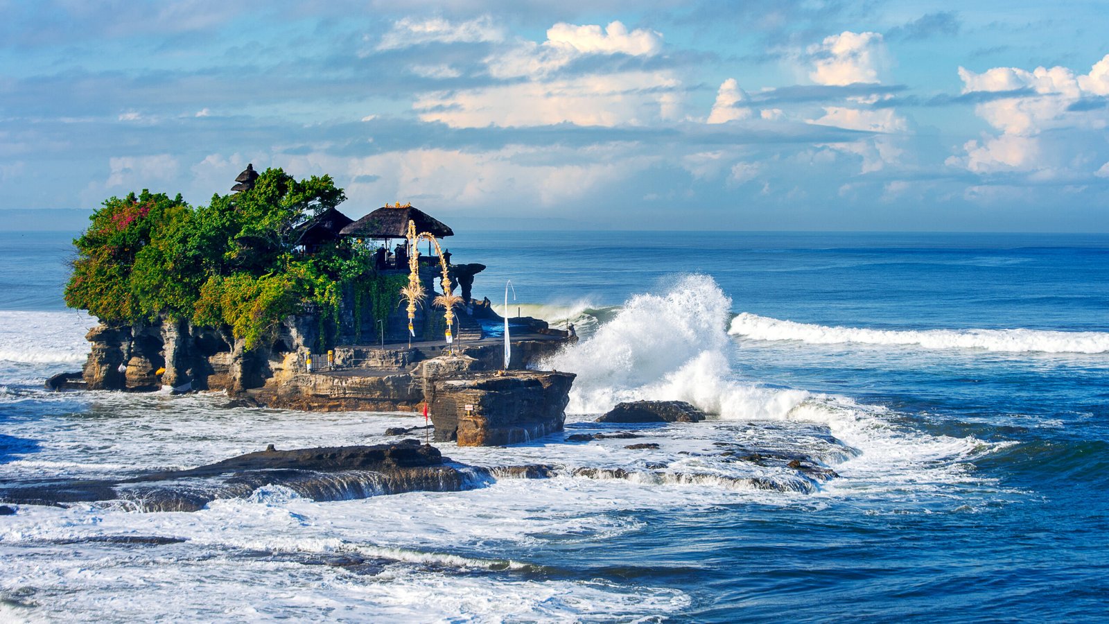 Ilustrasi - Salah satu destinasi pariwisata Bali, Tanah Lot.