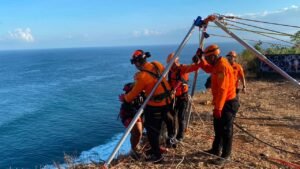 Tim SAR gabungan berhasil mengevakuasi dua orang yang terjebak air pasang di bawah tebing kawasan Uluwatu, Desa Pecatu, Kuta Selatan, Minggu (28/6/2026) pagi.