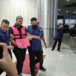 Tersangka GHS dikawal petugas usai ditetapkan sebagai tersangka kasus dugaan korupsi tata kelola Program Makan Bergizi Gratis (MBG) oleh Tim Penyidik Jaksa Agung Muda Bidang Tindak Pidana Khusus (JAM Pidsus), Kamis (18/6/2026). (Foto: Puspenkum)
