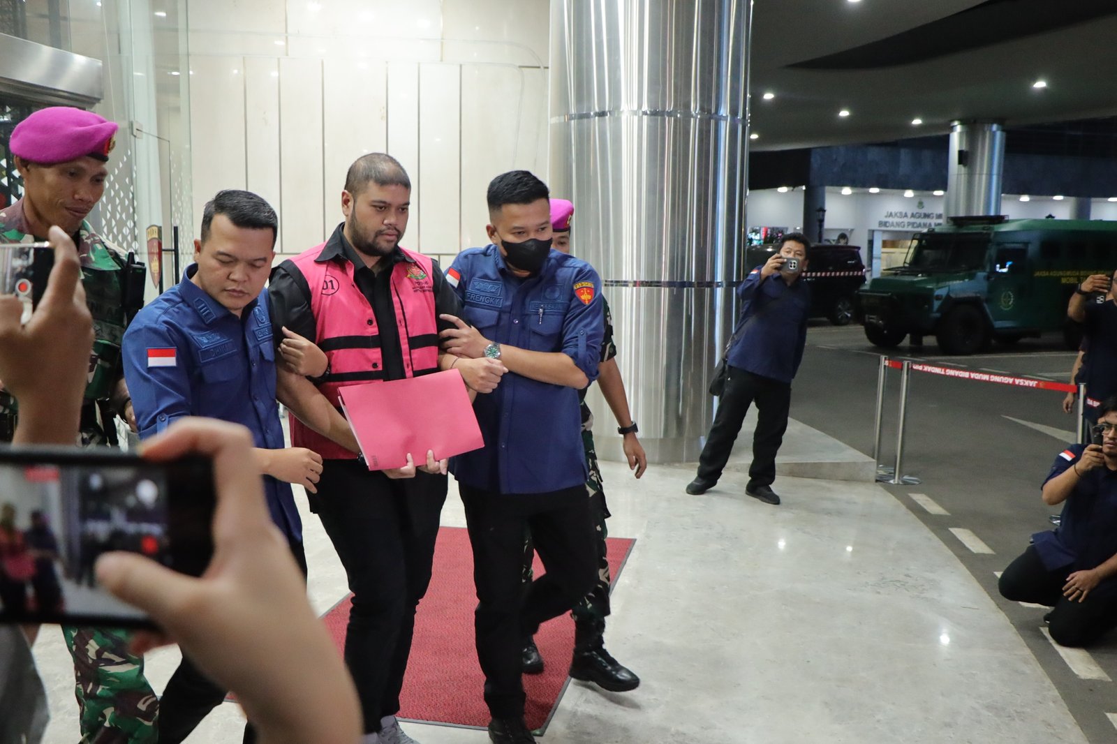 Tersangka GHS dikawal petugas usai ditetapkan sebagai tersangka kasus dugaan korupsi tata kelola Program Makan Bergizi Gratis (MBG) oleh Tim Penyidik Jaksa Agung Muda Bidang Tindak Pidana Khusus (JAM Pidsus), Kamis (18/6/2026). (Foto: Puspenkum)
