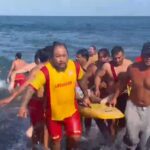 Tim SAR gabungan bersama Balawista, Satpolairud Polres Gianyar, BPBD, TNI, PMI, dan relawan saat mengevakuasi jenazah korban yang sebelumnya dilaporkan terseret ombak di Pantai Masceti, Desa Medahan, Kecamatan Blahbatuh, Gianyar, Rabu (24/6/2026).