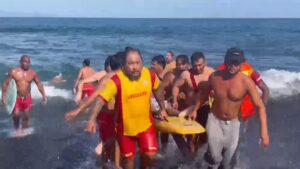 Tim SAR gabungan bersama Balawista, Satpolairud Polres Gianyar, BPBD, TNI, PMI, dan relawan saat mengevakuasi jenazah korban yang sebelumnya dilaporkan terseret ombak di Pantai Masceti, Desa Medahan, Kecamatan Blahbatuh, Gianyar, Rabu (24/6/2026).