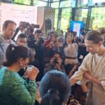 Wakil Menteri Pariwisata Ni Luh Puspa mencoba salah satu produk minuman wellness saat meninjau stan peserta dalam Bali Wellness and Beauty Expo 2026 di Bali Beach Convention Center, The Meru Sanur, usai membuka pameran tersebut, Jumat (5/6/2026).