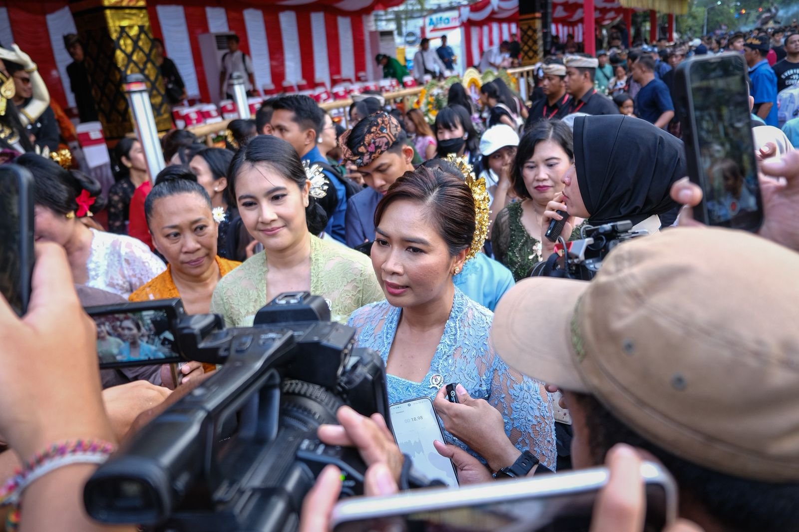 Wakil Menteri Pariwisata Ni Luh Puspa saat memberikan keterangan kepada media dalam acara Pekan Kesenian Bali 2026 di Denpasar, Sabtu (13/6).