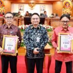 Wali Kota Denpasar I Gusti Ngurah Jaya Negara bersama Ketua DPRD Kota Denpasar I Gusti Ngurah Gede menerima Laporan Hasil Pemeriksaan (LHP) BPK RI atas LKPD Tahun Anggaran 2025.