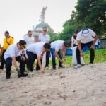 Bupati Wayan Adi Arnawa dan Wabup Bagus Alit Sucipta saat aksi bersih pantai dan pelepasan tukik di Shelter Kebencanaan Baruna, Pantai Kuta, Sabtu (4/7). Bupati Wayan Adi Arnawa dan Wabup Bagus Alit Sucipta saat aksi bersih pantai dan pelepasan tukik di Shelter Kebencanaan Baruna, Pantai Kuta, Sabtu (4/7).