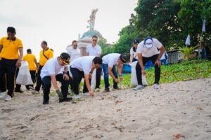 Bupati Wayan Adi Arnawa dan Wabup Bagus Alit Sucipta saat aksi bersih pantai dan pelepasan tukik di Shelter Kebencanaan Baruna, Pantai Kuta, Sabtu (4/7). Bupati Wayan Adi Arnawa dan Wabup Bagus Alit Sucipta saat aksi bersih pantai dan pelepasan tukik di Shelter Kebencanaan Baruna, Pantai Kuta, Sabtu (4/7).