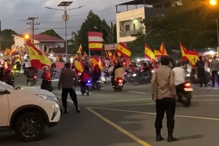 Fans Timnas Spanyol di Kota Ambon turun ke jalan rayakan kemenangan.