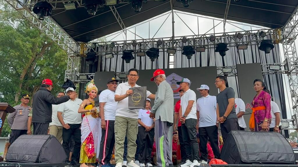 Bupati Wayan Adi Arnawa bersama Ketua TP PKK Badung Nyonya Rasniathi Adi Arnawa menghadiri peringatan HUT Ke-83 Desa Baha di Lapangan Sepak Bola Desa Baha, Kecamatan Mengwi, Minggu (19/7)