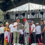 Bupati Wayan Adi Arnawa bersama Ketua TP PKK Badung Nyonya Rasniathi Adi Arnawa menghadiri peringatan HUT Ke-83 Desa Baha di Lapangan Sepak Bola Desa Baha, Kecamatan Mengwi, Minggu (19/7)