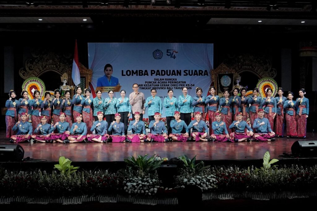 Ketua TP. PKK Kabupaten Badung, Nyonya Rasniathi Adi Arnawa didampingi Sekretaris I, Nyonya Yunita Alit Sucipta hadir menyaksikan perwakilan Kabupaten Badung dalam Lomba Paduan Suara di Gedung Ksirarnawa Art Centre, Kamis (2/7).