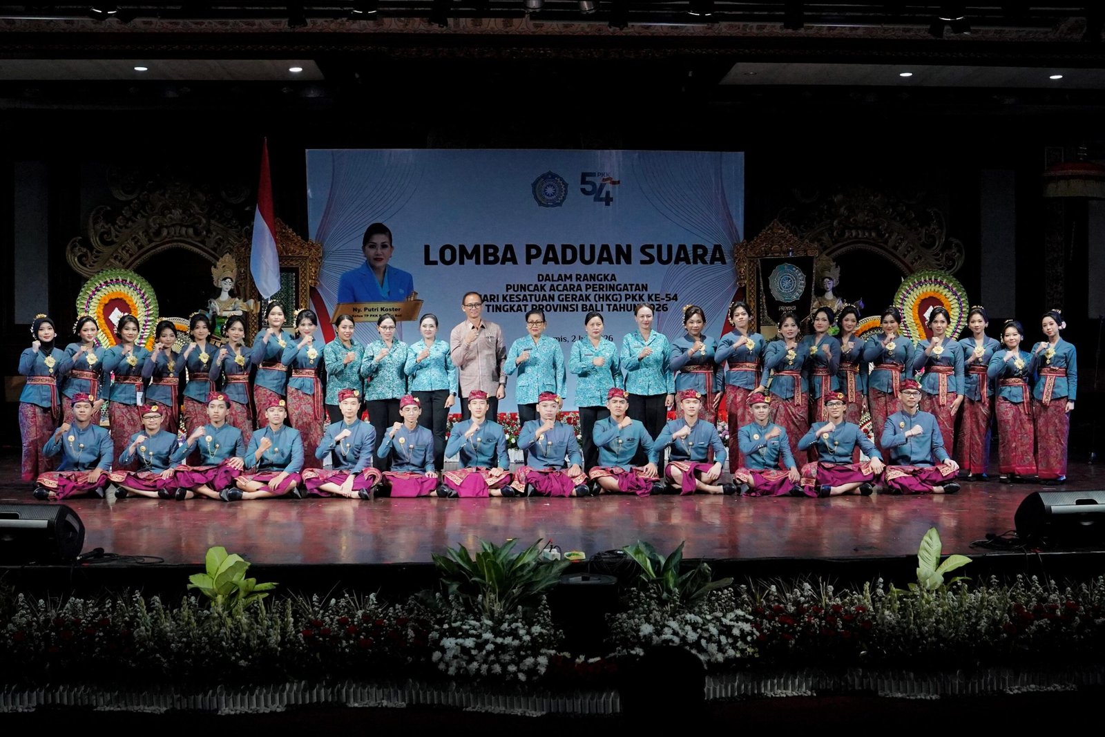 Ketua TP. PKK Kabupaten Badung, Nyonya Rasniathi Adi Arnawa didampingi Sekretaris I, Nyonya Yunita Alit Sucipta hadir menyaksikan perwakilan Kabupaten Badung dalam Lomba Paduan Suara di Gedung Ksirarnawa Art Centre, Kamis (2/7).