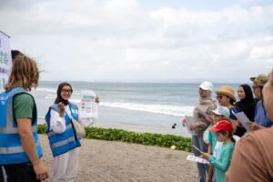 Tim Bali Waste Cycle (BWC) bersama Smart Advisory Solutions (SAS) menggelar aksi bersih-bersih pantai (beach clean up) di Pantai Batu Belig, Badung, Jumat (26/6/2026