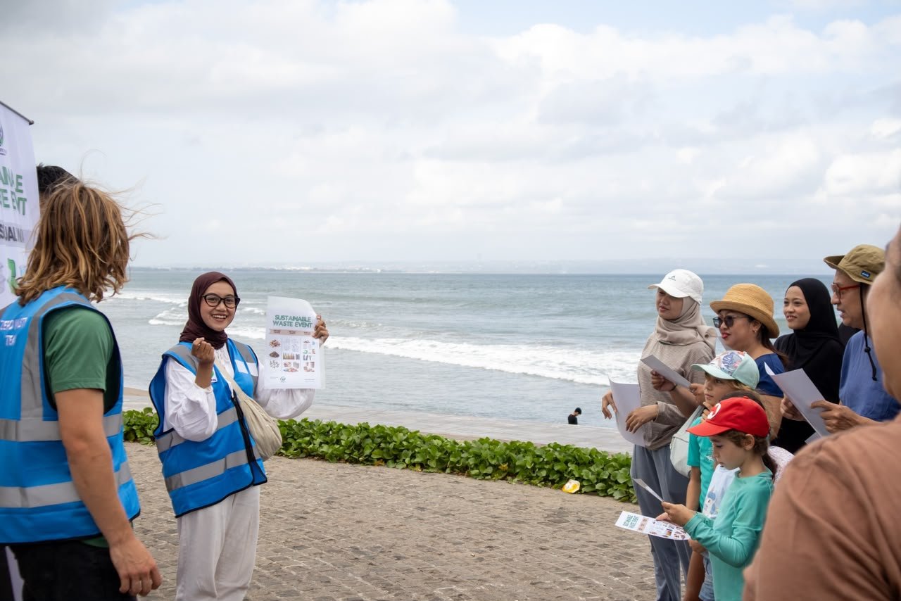 Tim Bali Waste Cycle (BWC) bersama Smart Advisory Solutions (SAS) menggelar aksi bersih-bersih pantai (beach clean up) di Pantai Batu Belig, Badung, Jumat (26/6/2026
