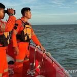 Ilustrasi Tim SAR melakukan pencarian orang yang mengalami kecelakaan laut.