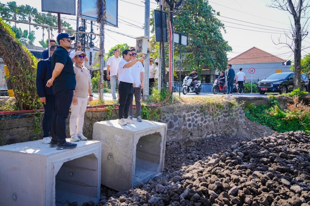 Bupati Wayan Adi Arnawa bersama Wabup Bagus Alit Sucipta meninjau Proyek Jalan Lingkar Barat di Kecamatan Kuta Selatan, Kuta dan Kuta Utara, Sabtu (18/7).