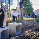 Bupati Wayan Adi Arnawa bersama Wabup Bagus Alit Sucipta meninjau Proyek Jalan Lingkar Barat di Kecamatan Kuta Selatan, Kuta dan Kuta Utara, Sabtu (18/7).