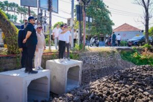 Bupati Wayan Adi Arnawa bersama Wabup Bagus Alit Sucipta meninjau Proyek Jalan Lingkar Barat di Kecamatan Kuta Selatan, Kuta dan Kuta Utara, Sabtu (18/7).