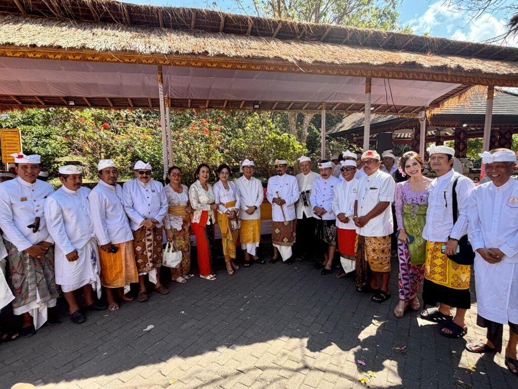 Bupati Wayan Adi Arnawa dan Wabup Bagus Alit Sucipta saat menghadiri karya Tawur Balik Sumpah Agung (Catur Niri) di Pura Luhur Uluwatu, Jumat (3/7).