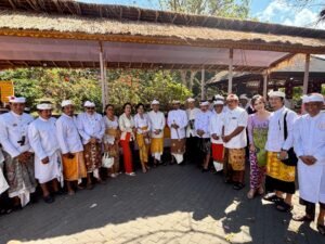 Bupati Wayan Adi Arnawa dan Wabup Bagus Alit Sucipta saat menghadiri karya Tawur Balik Sumpah Agung (Catur Niri) di Pura Luhur Uluwatu, Jumat (3/7).