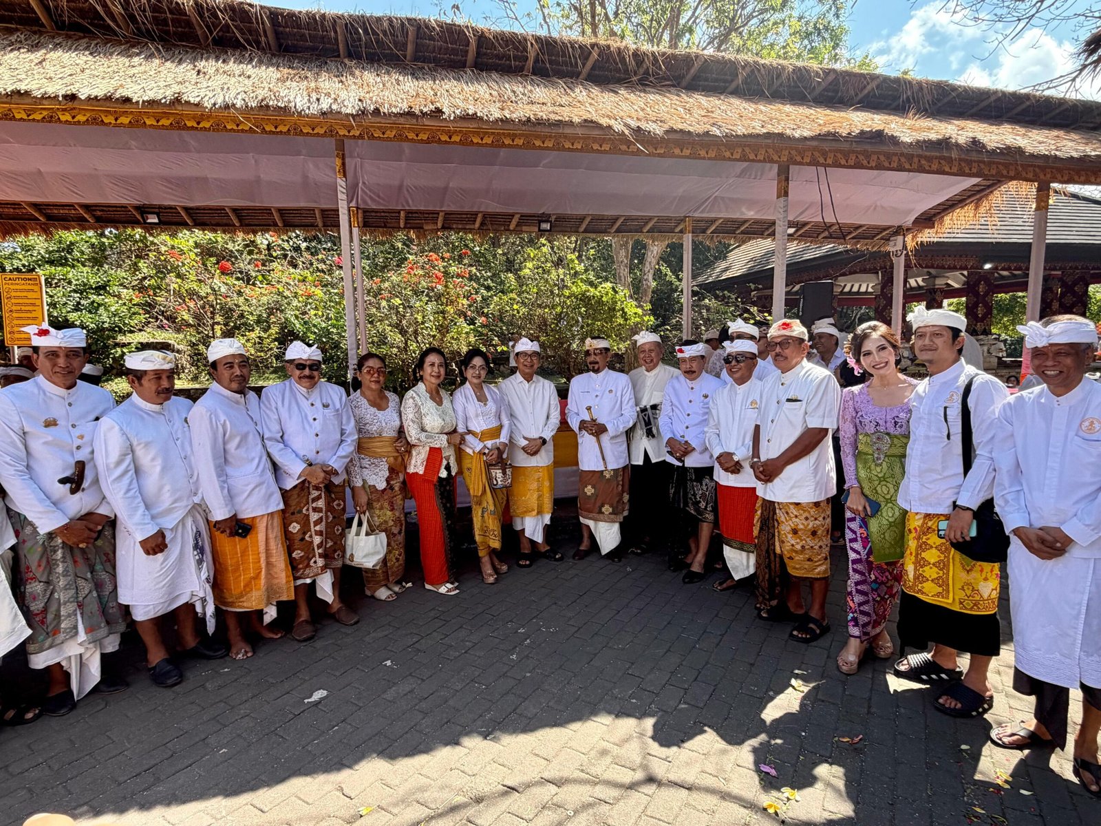 Bupati Wayan Adi Arnawa dan Wabup Bagus Alit Sucipta saat menghadiri karya Tawur Balik Sumpah Agung (Catur Niri) di Pura Luhur Uluwatu, Jumat (3/7).
