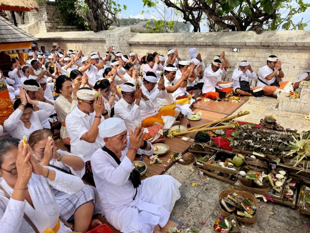 Bupati Wayan Adi Arnawa mengikuti prosesi Mulang Pekelem pada Puncak Pujawali Pedudusan Agung di Pura Luhur Uluwatu di Desa Adat Pecatu, Kecamatan Kuta Selatan, Selasa (7/7).