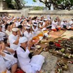 Bupati Wayan Adi Arnawa mengikuti prosesi Mulang Pekelem pada Puncak Pujawali Pedudusan Agung di Pura Luhur Uluwatu di Desa Adat Pecatu, Kecamatan Kuta Selatan, Selasa (7/7).