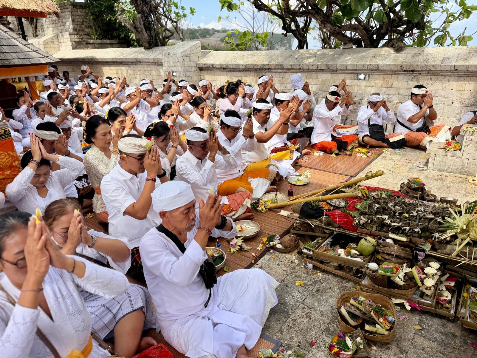 Bupati Wayan Adi Arnawa mengikuti prosesi Mulang Pekelem pada Puncak Pujawali Pedudusan Agung di Pura Luhur Uluwatu di Desa Adat Pecatu, Kecamatan Kuta Selatan, Selasa (7/7).