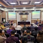 Wabup Bagus Alit Sucipta didampingi Sekda Surya Suamba saat kunjungan kerja ke Pemerintah Kota Surabaya, Kamis (9/7).