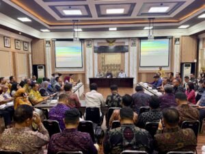 Wabup Bagus Alit Sucipta didampingi Sekda Surya Suamba saat kunjungan kerja ke Pemerintah Kota Surabaya, Kamis (9/7).