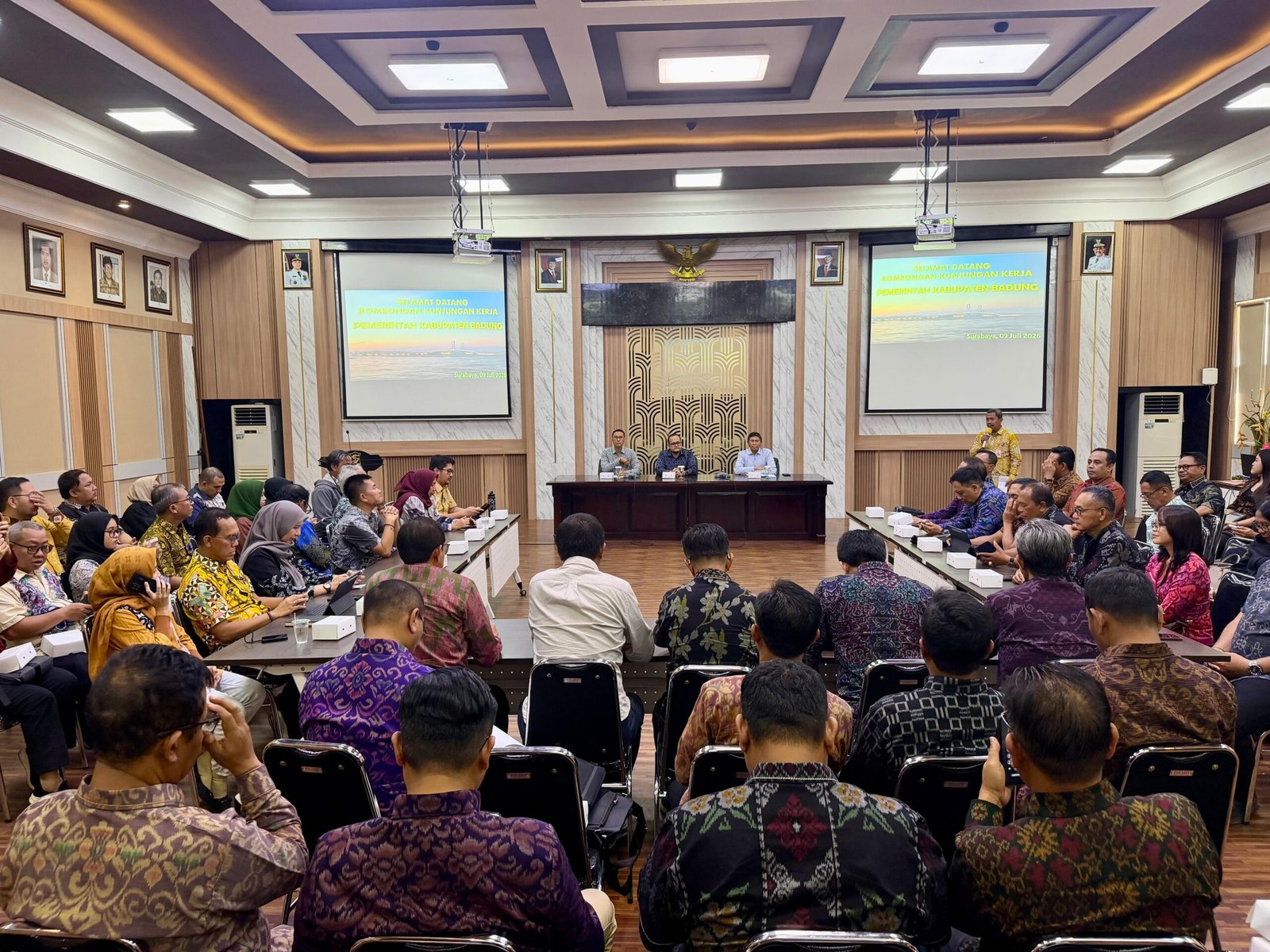 Wabup Bagus Alit Sucipta didampingi Sekda Surya Suamba saat kunjungan kerja ke Pemerintah Kota Surabaya, Kamis (9/7).