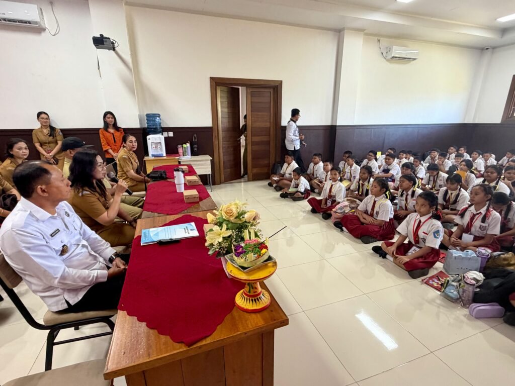 Bunda Anti Narkoba Kabupaten Badung, Nyonya Rasniathi Adi Arnawa, menghadiri kegiatan MPLS SMP Negeri 3 Kuta, Senin (13/7).