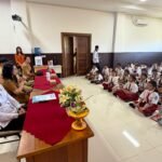 Bunda Anti Narkoba Kabupaten Badung, Nyonya Rasniathi Adi Arnawa, menghadiri kegiatan MPLS SMP Negeri 3 Kuta, Senin (13/7).