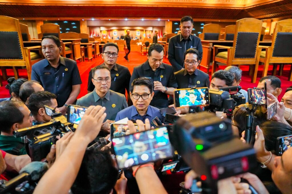 Bupati Wayan Adi Arnawa saat menghadiri Rapat Paripurna Masa Persidangan Ketiga DPRD Kabupaten Badung Tahun Sidang 2025–2026 di Ruang Sidang Utama DPRD Badung, Senin (13/7).