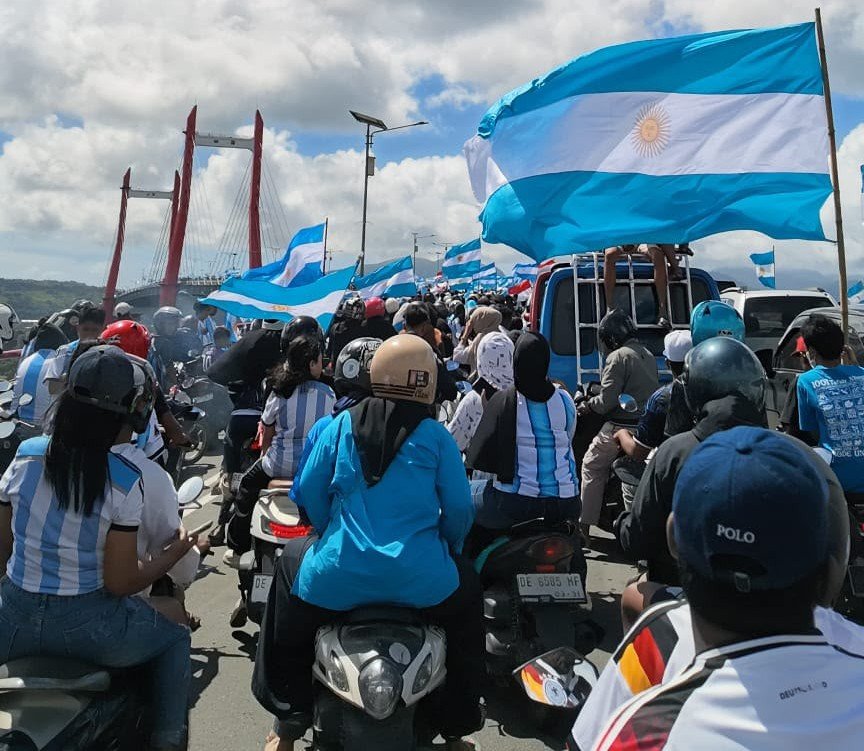 Pawai Kemenangan Timnas Argentina memadati Jembatan Merah Putih (JMP), Kota Ambon.