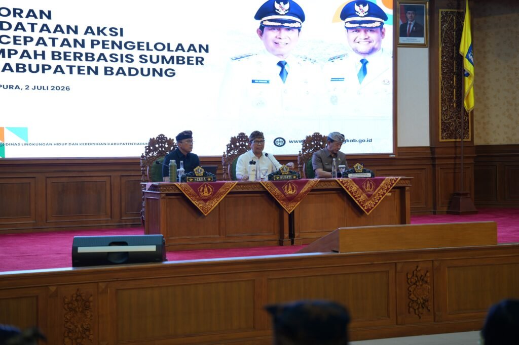 Bupati Wayan Adi Arnawa saat memimpin rapat Evaluasi Pelaksanaan Aksi PSBS di Ruang Kertha Gosana, Puspem Badung, Kamis (2/7).