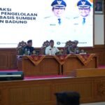 Bupati Wayan Adi Arnawa saat memimpin rapat Evaluasi Pelaksanaan Aksi PSBS di Ruang Kertha Gosana, Puspem Badung, Kamis (2/7).