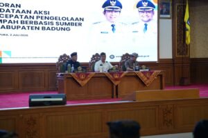 Bupati Wayan Adi Arnawa saat memimpin rapat Evaluasi Pelaksanaan Aksi PSBS di Ruang Kertha Gosana, Puspem Badung, Kamis (2/7).