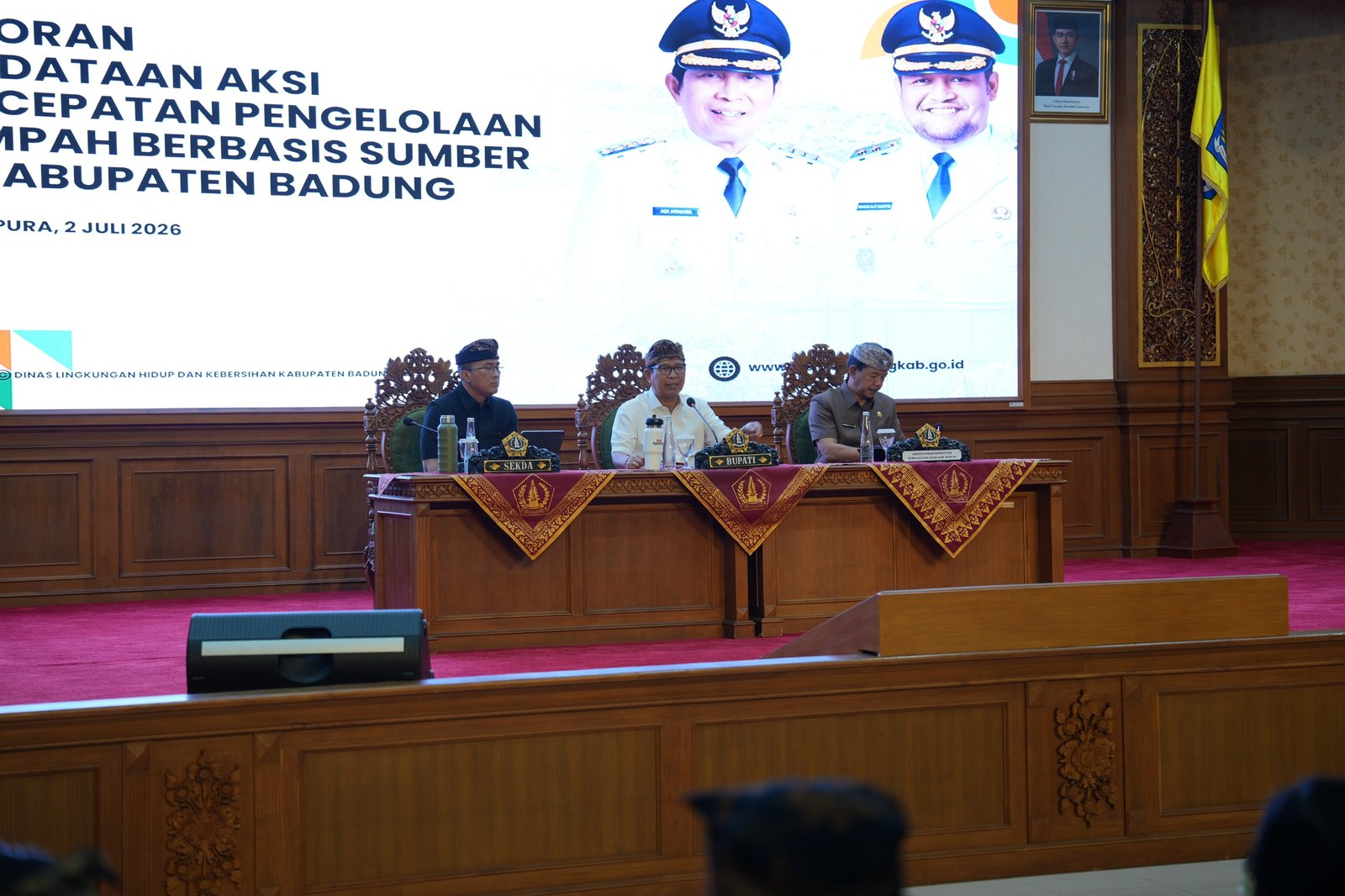 Bupati Wayan Adi Arnawa saat memimpin rapat Evaluasi Pelaksanaan Aksi PSBS di Ruang Kertha Gosana, Puspem Badung, Kamis (2/7).