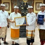 Bupati Wayan Adi Arnawa saat menyerahkan Piagam Penghargaan kepada Kadis Sosial Badung I Gde Eka Sudarwitha di Puspem Badung, Selasa (14/7)