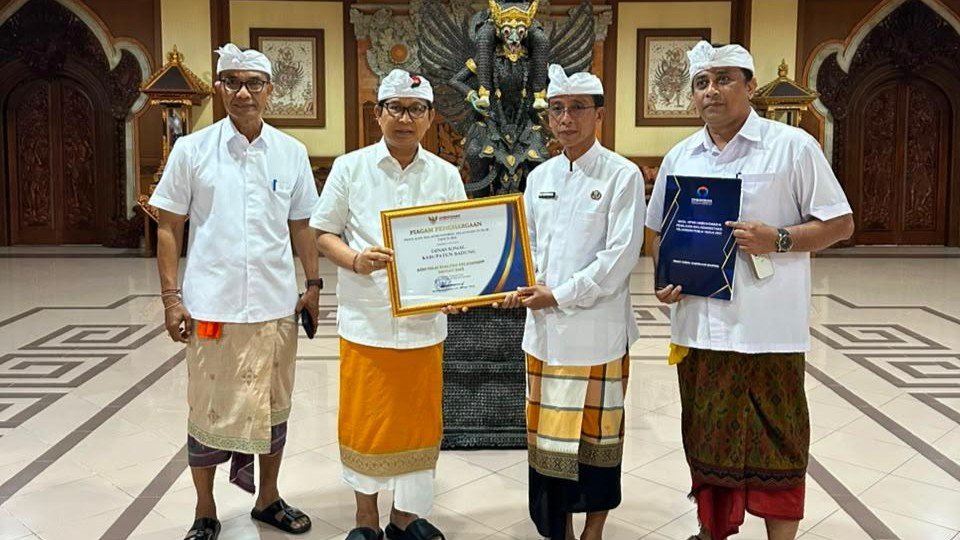 Bupati Wayan Adi Arnawa saat menyerahkan Piagam Penghargaan kepada Kadis Sosial Badung I Gde Eka Sudarwitha di Puspem Badung, Selasa (14/7)