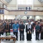 Prosesi pentahbisan diawali dengan ibadah.