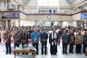 Prosesi pentahbisan diawali dengan ibadah.