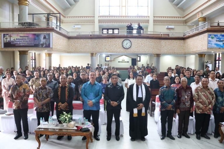 Prosesi pentahbisan diawali dengan ibadah.