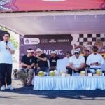 Bupati Wayan Adi Arnawa bersama Ketua DPRD Kabupaten Badung I Gusti Anom Gumanti membuka Festival Layang-Layang tahunan Sekaa Pelayang Badung (SPB) Fest #4 di Pantai Mertasari, Denpasar, Sabtu (4/7).