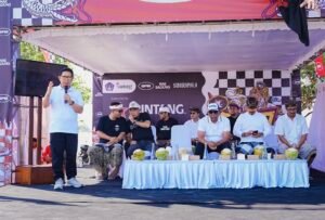 Bupati Wayan Adi Arnawa bersama Ketua DPRD Kabupaten Badung I Gusti Anom Gumanti membuka Festival Layang-Layang tahunan Sekaa Pelayang Badung (SPB) Fest #4 di Pantai Mertasari, Denpasar, Sabtu (4/7).